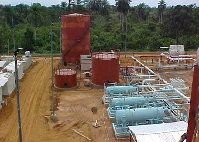 Flow station with vessels, storage and gathering pipework