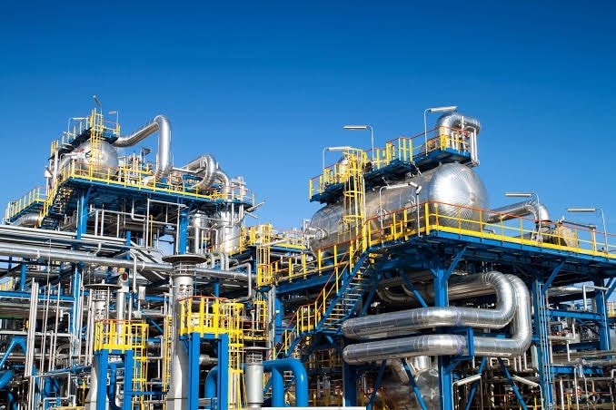 Gas processing plant with vessels and interconnected pipework